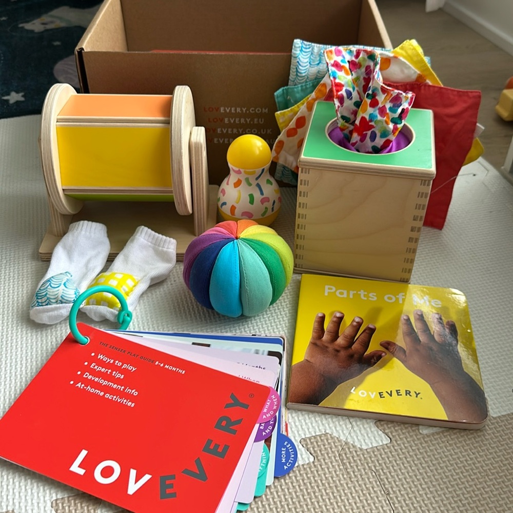 Lovevery The Senser 5-6 month Play Kit EUC Complete Set Tissue Box Rainbow Wheel